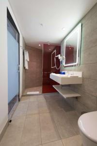 雷迪森利伯维尔公园酒店的一间浴室