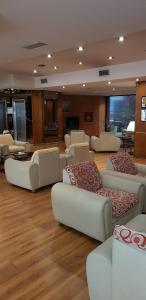 马德普拉塔卓越公寓酒店的客厅配有沙发和桌子
