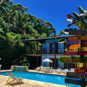 伊利亚贝拉Residencial Vilamar的一个带游泳池和椅子的度假胜地和一座建筑