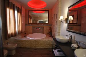 里米尼Luxury Suite的带浴缸、两个盥洗盆和镜子的浴室