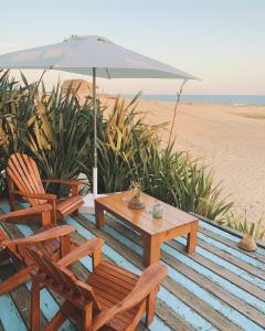 德尔迪阿布罗角Remanso del Diablo的海滩上的桌椅和遮阳伞