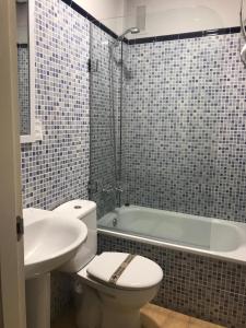普拉森西亚格耶思科广场旅馆的浴室配有卫生间、盥洗盆和浴缸。