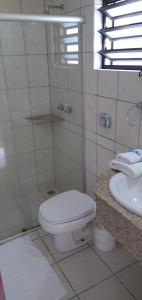 科鲁帕Tureck Garten Hotel的白色的浴室设有卫生间和水槽。