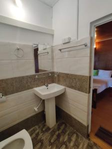 亭可马里Sunntop Cabana的一间带水槽和卫生间的浴室