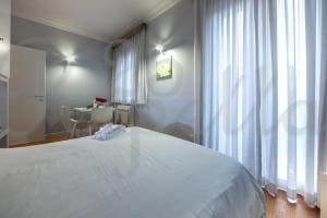 罗马Ripetta 25 Prestige Rooms的卧室配有一张白色大床和一张书桌