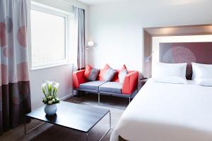 伦敦诺富特伦敦滑铁卢酒店的酒店客房,配有床和沙发
