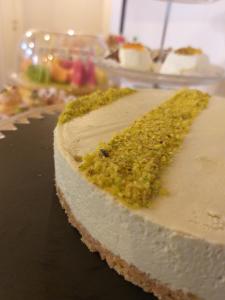 蒙德罗B&B L'Officina di Apollo的一块蛋糕,上面有绿色的喷水