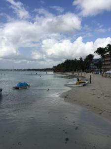 博卡奇卡Terraza del Caribe的海滩上有船只和人
