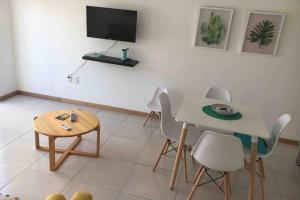 科洛尼亚-德尔萨克拉门托Apto céntrico con wifi的客厅配有桌椅和电视。