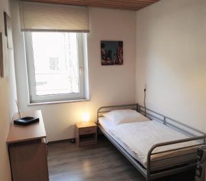 菲尔特Privatzimmer Fürth Zentrum的一间小卧室,配有床和窗户