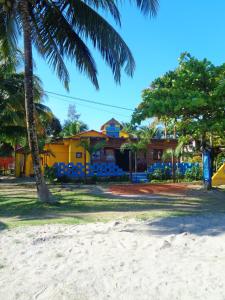 利文斯顿Livingston Resort Hotel的棕榈树海滩上的黄色房子