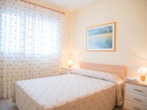 阿尔考斯布里Marineu Alcocebre Apartamentos Serena Mar的白色的卧室设有床和窗户