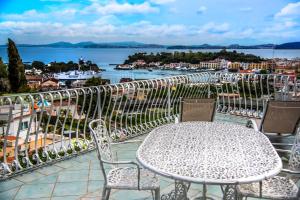 伊斯基亚Ischia Dream Visions的阳台配有桌椅,享有水景
