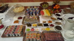 斯凯尔涅维采Hotel Dworek***的一张桌子上面有很多不同类型的食物