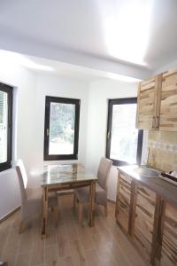 新瓦罗什Vila PARADIZO-ZLATAR, studio apartman 1的厨房配有木桌、椅子和窗户。