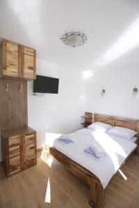 新瓦罗什Vila PARADIZO-ZLATAR, studio apartman 1的卧室配有一张床,墙上配有电视。