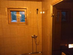 Lauküla卡库兰尼假日公园的带淋浴的浴室,带窗户