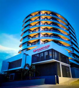 莫尔兹比港Crowne Plaza Residences Port Moresby, an IHG Hotel的建筑的侧面有标志