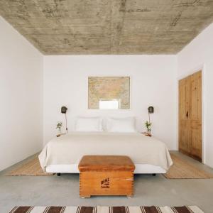 AlvisquerHospedaria的一间卧室设有一张带木制天花板的大床