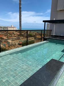 纳塔尔Reserva Madero Loft Natal Hotel的一座大楼顶部的游泳池