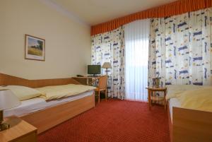 奥弗拉特路灯巴克餐厅酒店的酒店客房设有两张床和窗户。