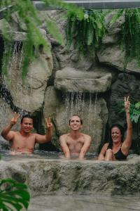 圣保罗欧德卡萨旅馆的一群人坐在瀑布里