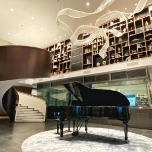 北京北京福庭酒店的一只钢琴,在一间装有酒瓶的房间里