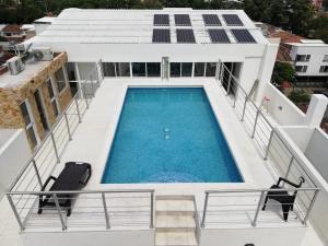 卡利Aparta Suites La Flora的屋顶上的游泳池