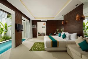 塞米亚克Bajra Bali Villa Seminyak的一间卧室设有一张床和一间客厅。