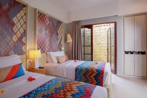 圣吉吉阿鲁娜圣吉吉会议度假酒店的酒店客房设有两张床和窗户。