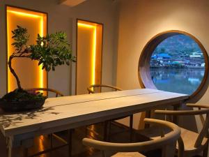 Ban Rak Thai李万尼卢克泰度假酒店的一张桌子,上面有盆栽植物和圆镜子