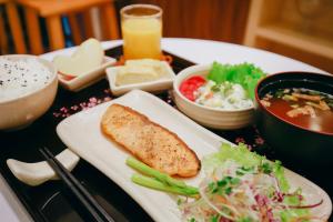 海防MOMIZI Hotel HAI PHONG的餐桌,饭碗汤