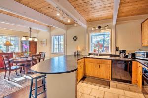 南太浩湖South Lake Tahoe Home with Deck and Mountain View!的一间厨房,在房间内有一个大岛