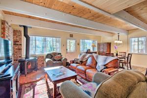 南太浩湖South Lake Tahoe Home with Deck and Mountain View!的客厅配有皮革家具和壁炉