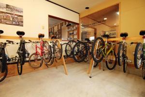 松江市COCORETO The Guesthouse Daikon Island的商店里展示的一组自行车