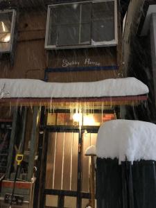 札幌Shabby House 的上面有雪的建筑