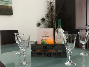 马拉加MALDONADO LUJO SUPERIOr CENTRO MALAGA的一张桌子,上面放着四杯酒和一瓶葡萄酒