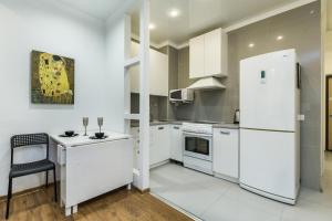 Квартира-студия с дизайнерским ремонтом的厨房或小厨房