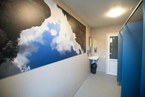 MežciemsHostel Sili的浴室墙上有云彩画