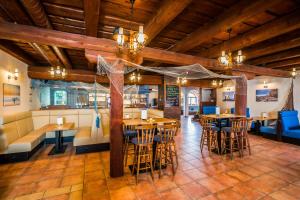 兹诺伊莫La Port的餐厅设有木制天花板和桌椅
