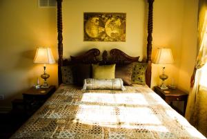 滨湖尼亚加拉Gatekeeper's Retreat的一间卧室配有一张大床和两盏灯