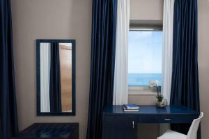 托里德欧索贝尔韦德雷酒店的镜子坐在窗边的桌子上
