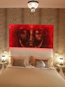 里米尼Luxury Suite的一间卧室配有一张红色床头板的床