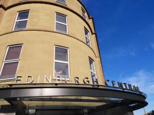 爱丁堡Edinburgh Central Accommodation的一座圆楼,上面写着“倾倒卡车”字样