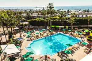 阿加迪尔阿加迪尔阿加纳酒店的享有带椅子的游泳池和海滩的顶部景色