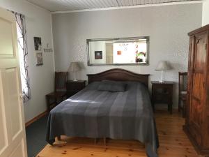 耶姆赛HimosKukkula的卧室配有一张床,墙上设有镜子