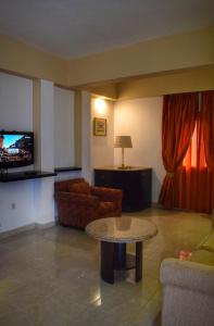 沙姆沙伊赫Desert View Sharm Hotel的客厅配有桌子和电视
