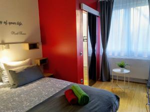 萨格勒布ZagrebFun的一间卧室设有一张床和红色的墙壁