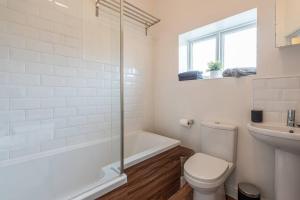 希普利Cosy Mill Workers Cottage Heritage Saltaire的浴室配有卫生间、淋浴和盥洗盆。