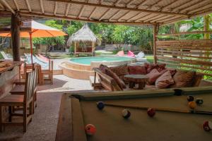 吉利特拉旺安Jati Village, Party Hostel and Bungalows的一间带台球桌和台球桌的泳池间